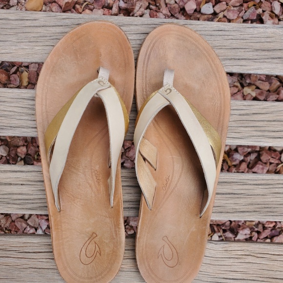 Olukai KAEKAE Slip On Leather Sandals Womens Size 11 Thong Flip Flops Tapa Gold - Picture 3 of 11